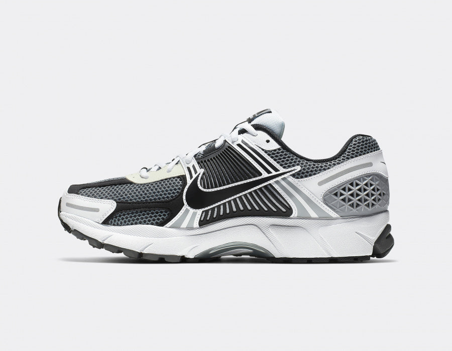 Nike AIR Zoom VOMERO 5 - Black Metallic Silver