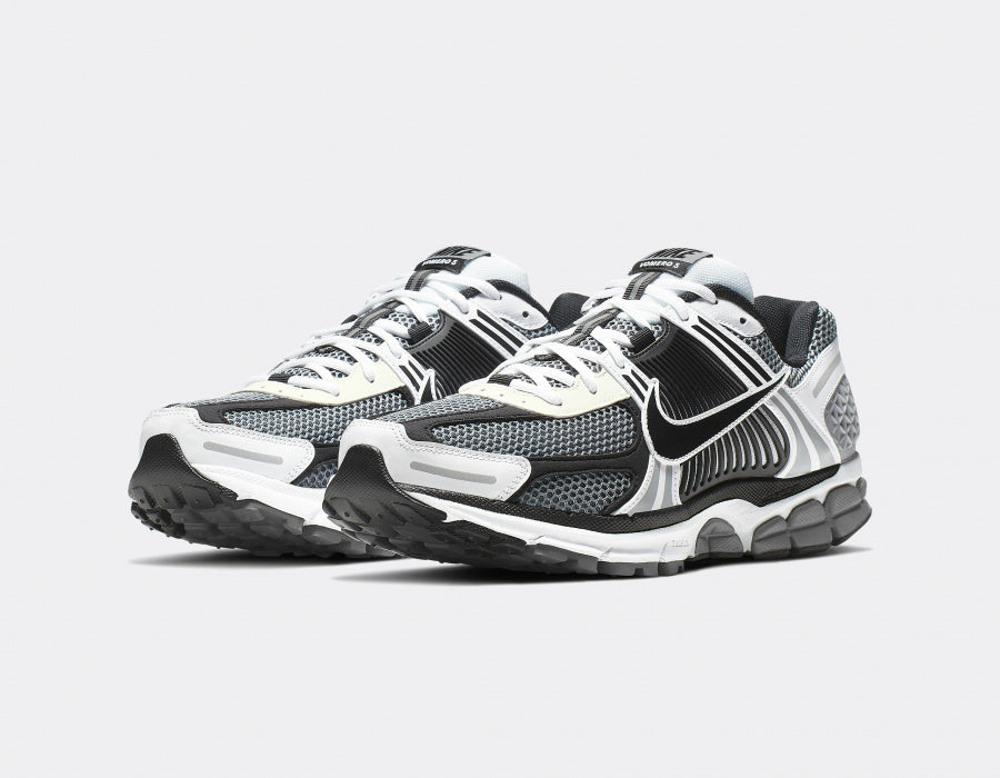 Nike AIR Zoom VOMERO 5 - Black Metallic Silver